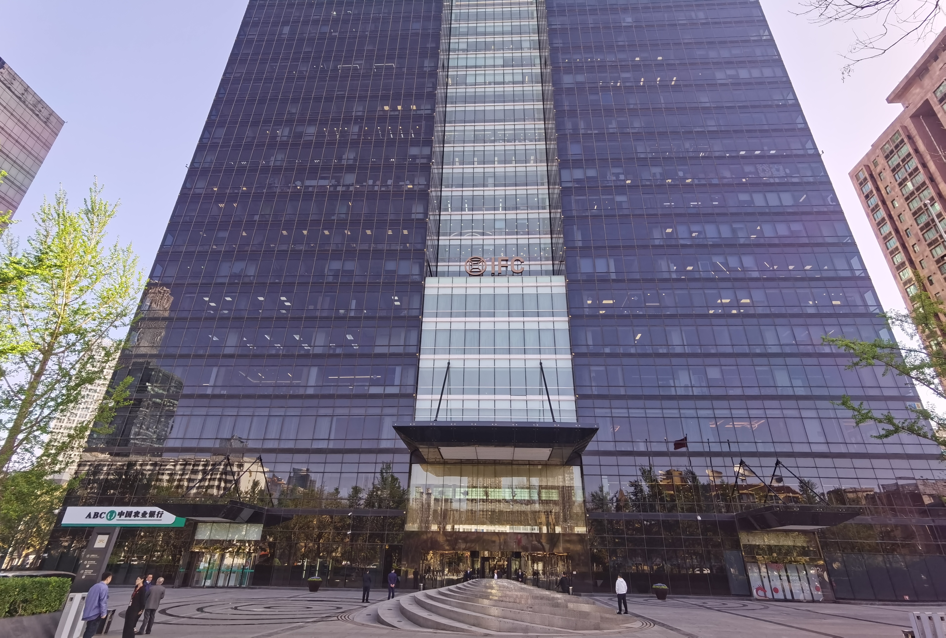 北京IFC大厦（国际财源中心）建筑正面，IFC logo 与玻璃幕墙